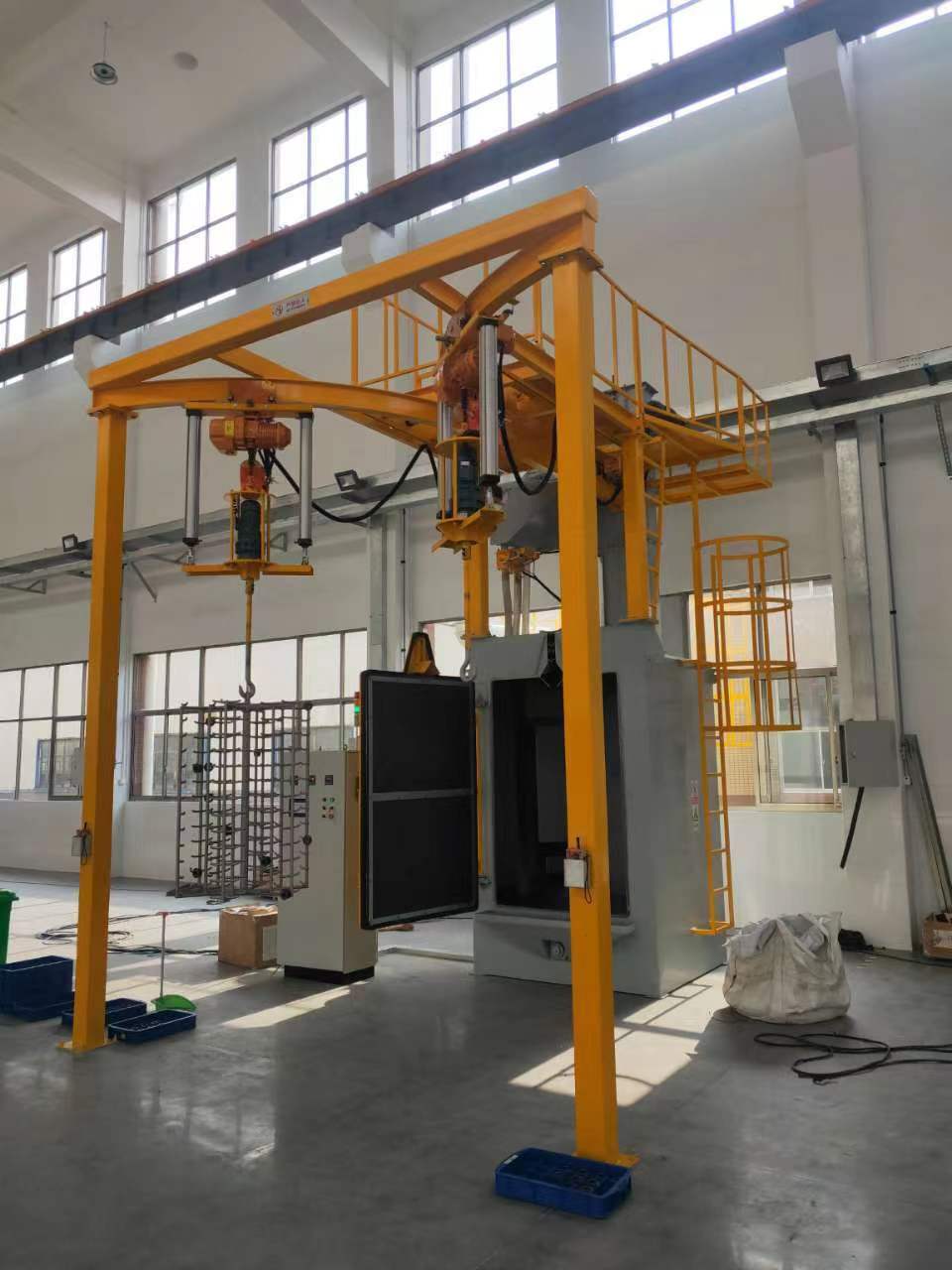 雙吊鉤式拋丸機現(xiàn)場安裝交付